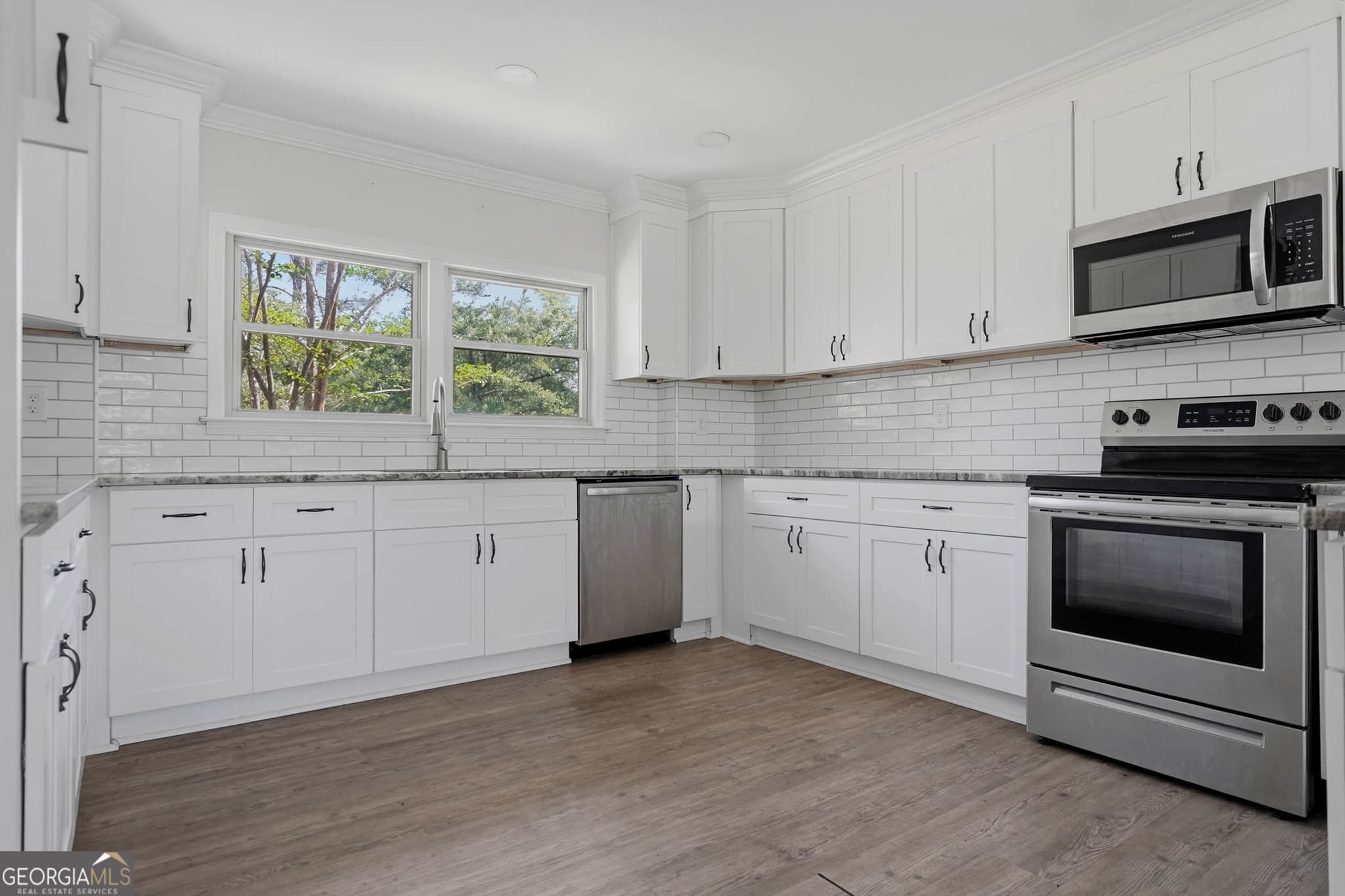 4 bedroom, 3 bathroom, 2,424 sq ft single family residence for sale at 1009 Summit Drive, Albany, GA 31707 — photo 7