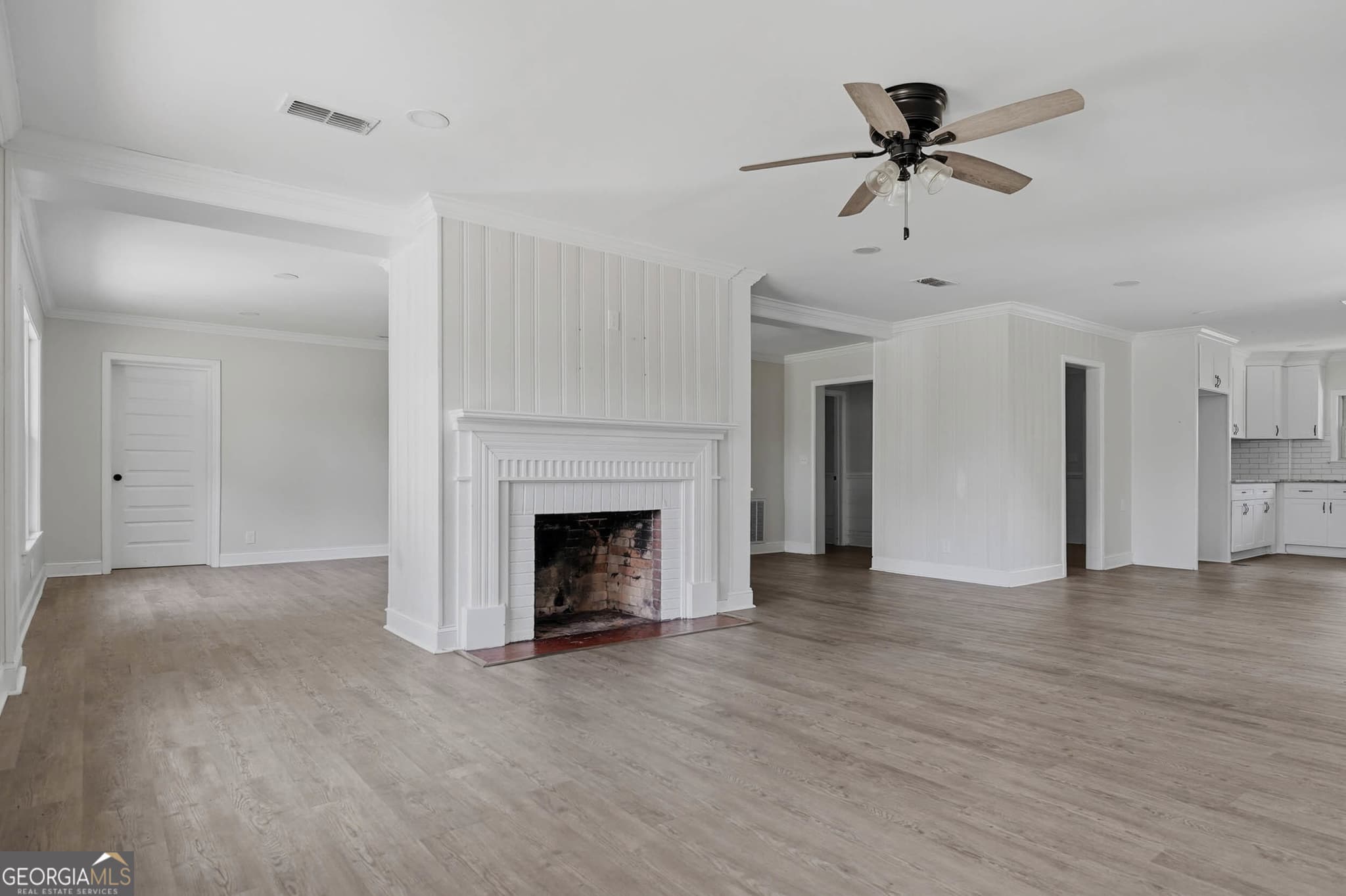 4 bedroom, 3 bathroom, 2,424 sq ft single family residence for sale at 1009 Summit Drive, Albany, GA 31707 — photo 4
