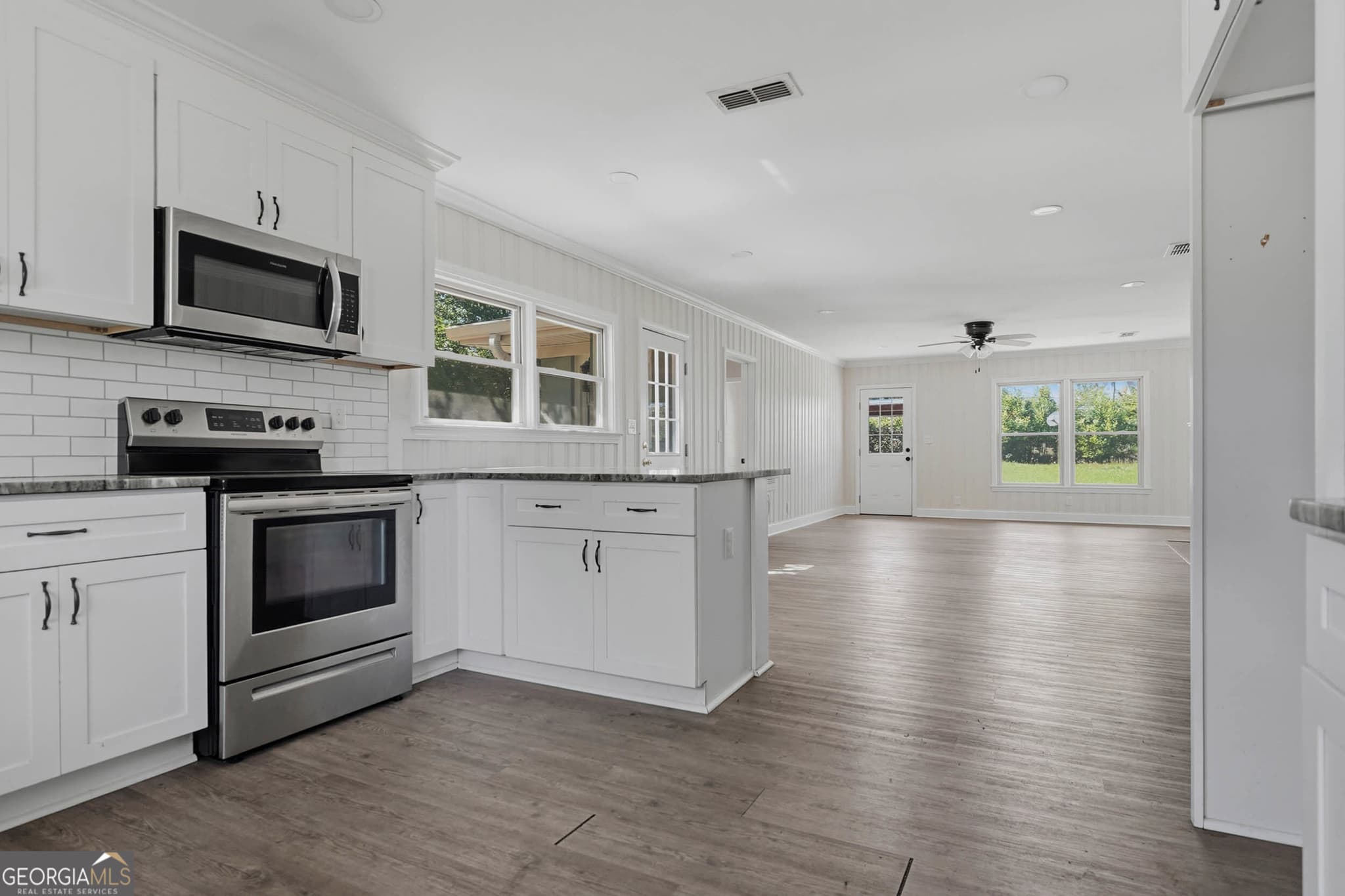 4 bedroom, 3 bathroom, 2,424 sq ft single family residence for sale at 1009 Summit Drive, Albany, GA 31707 — photo 8