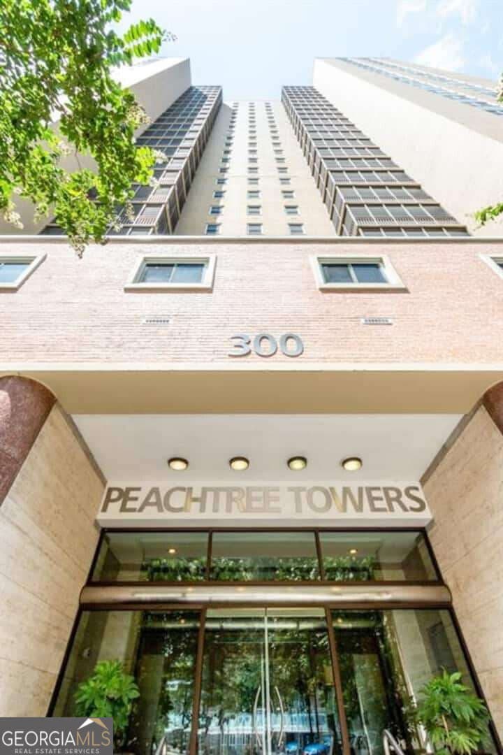 2 bedroom, 2 bathroom, 826 sq ft condominium for sale at 300 W Peachtree Street 21G, Atlanta, GA 30308 — photo 3