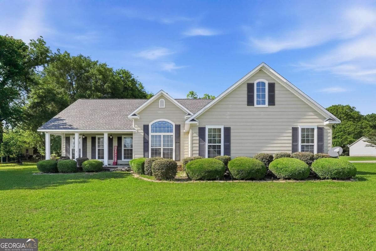 3 bedroom, 2 bathroom, 2,028 sq ft single family residence under contract at 112 Manor Drive, Fitzgerald, GA 31750 — photo 2