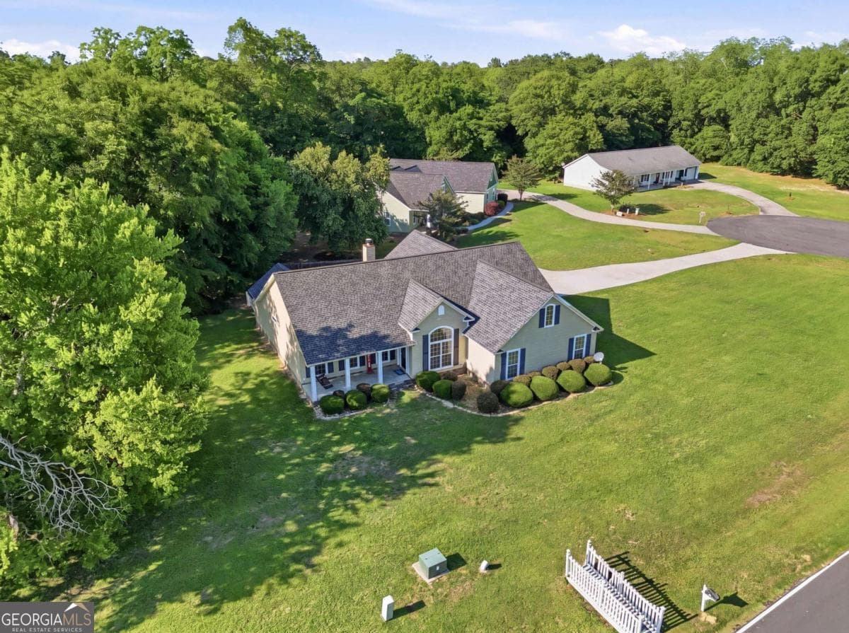 3 bedroom, 2 bathroom, 2,028 sq ft single family residence under contract at 112 Manor Drive, Fitzgerald, GA 31750 — photo 6