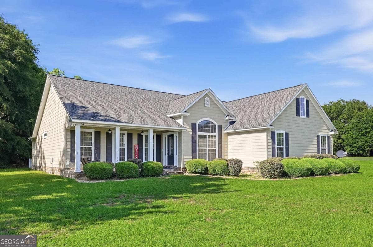 3 bedroom, 2 bathroom, 2,028 sq ft single family residence under contract at 112 Manor Drive, Fitzgerald, GA 31750 — photo 3