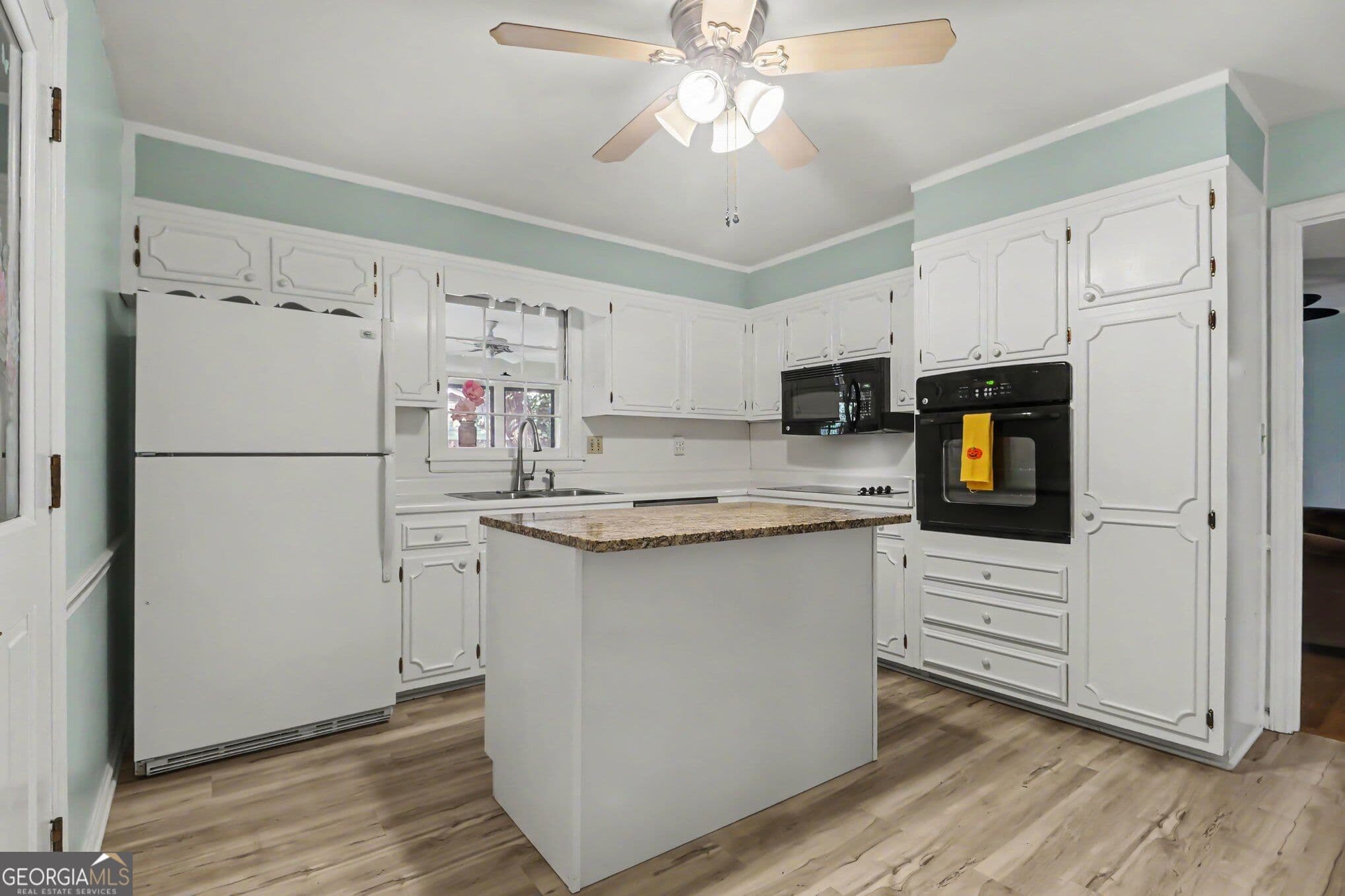 3 bedroom, 2 bathroom, 1,860 sq ft single family residence for sale at 2027 Gainsborough Drive, Chamblee, GA 30341 — photo 9
