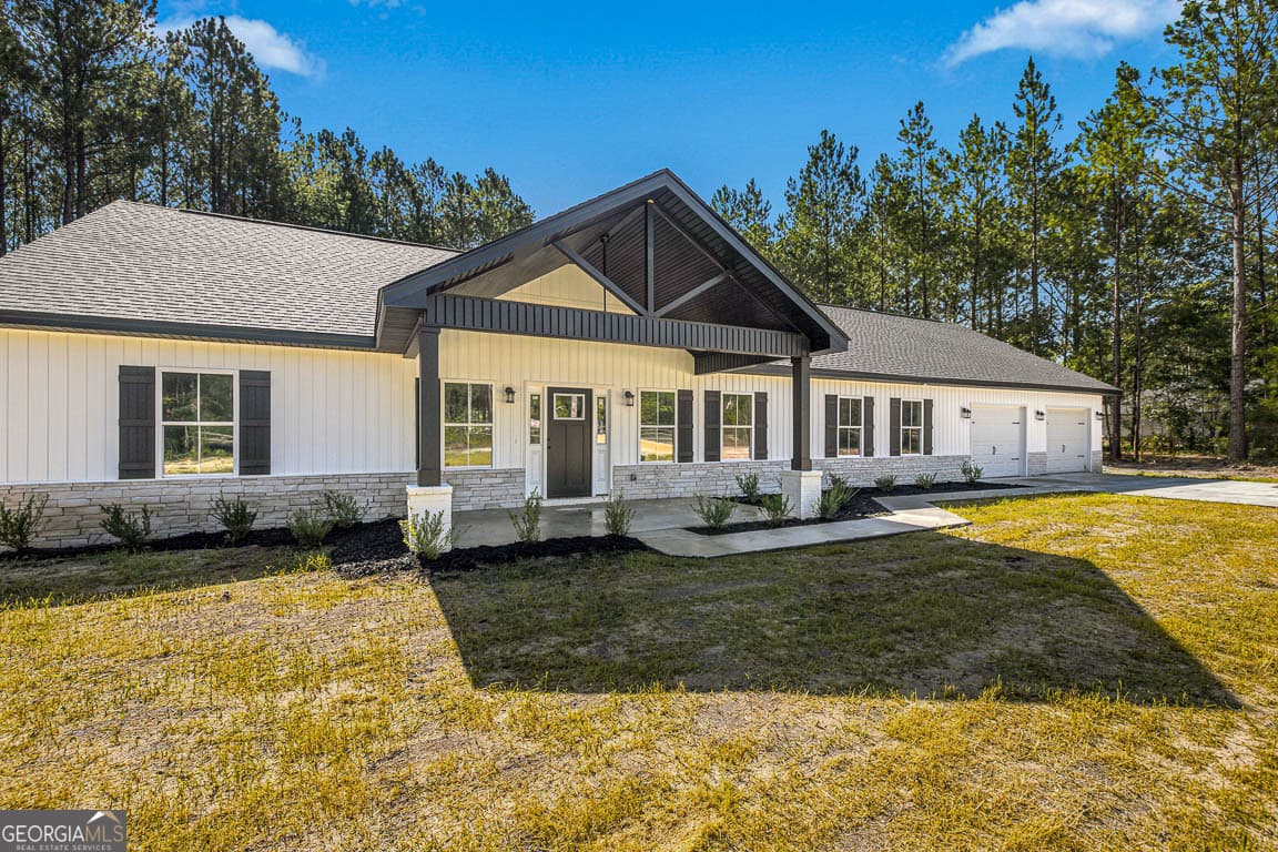 3 bedroom, 2.5 bathroom, 2,191 sq ft single family residence under contract at 7299 Manningtown Road, Jesup, GA 31546 — photo 2