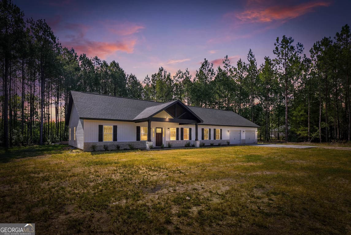 3 bedroom, 2.5 bathroom, 2,191 sq ft single family residence under contract at 7299 Manningtown Road, Jesup, GA 31546