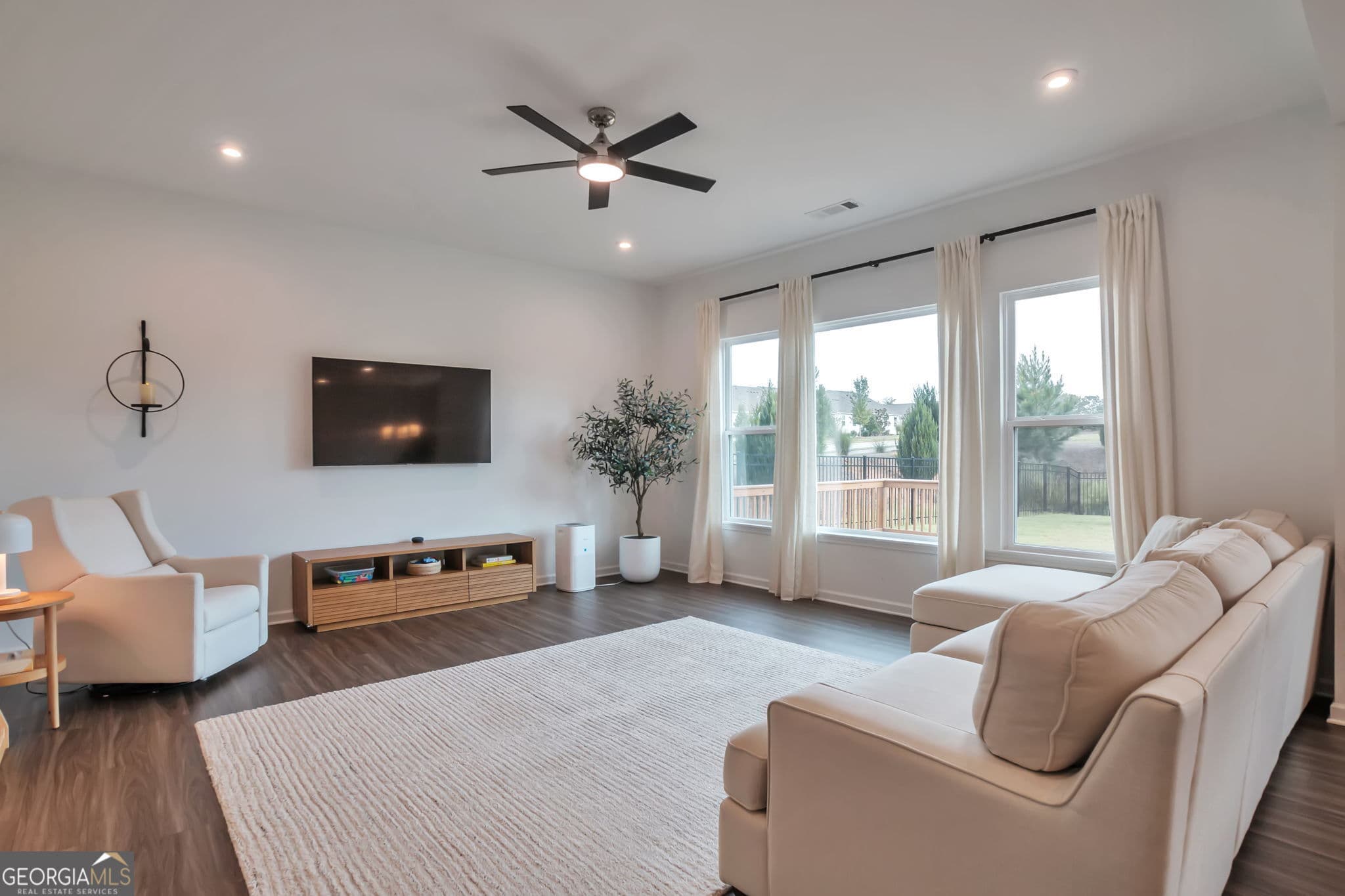 5 bedroom, 3 bathroom, 2,915 sq ft single family residence for sale at 1106 Michigan Circle, Hoschton, GA 30548 — photo 6