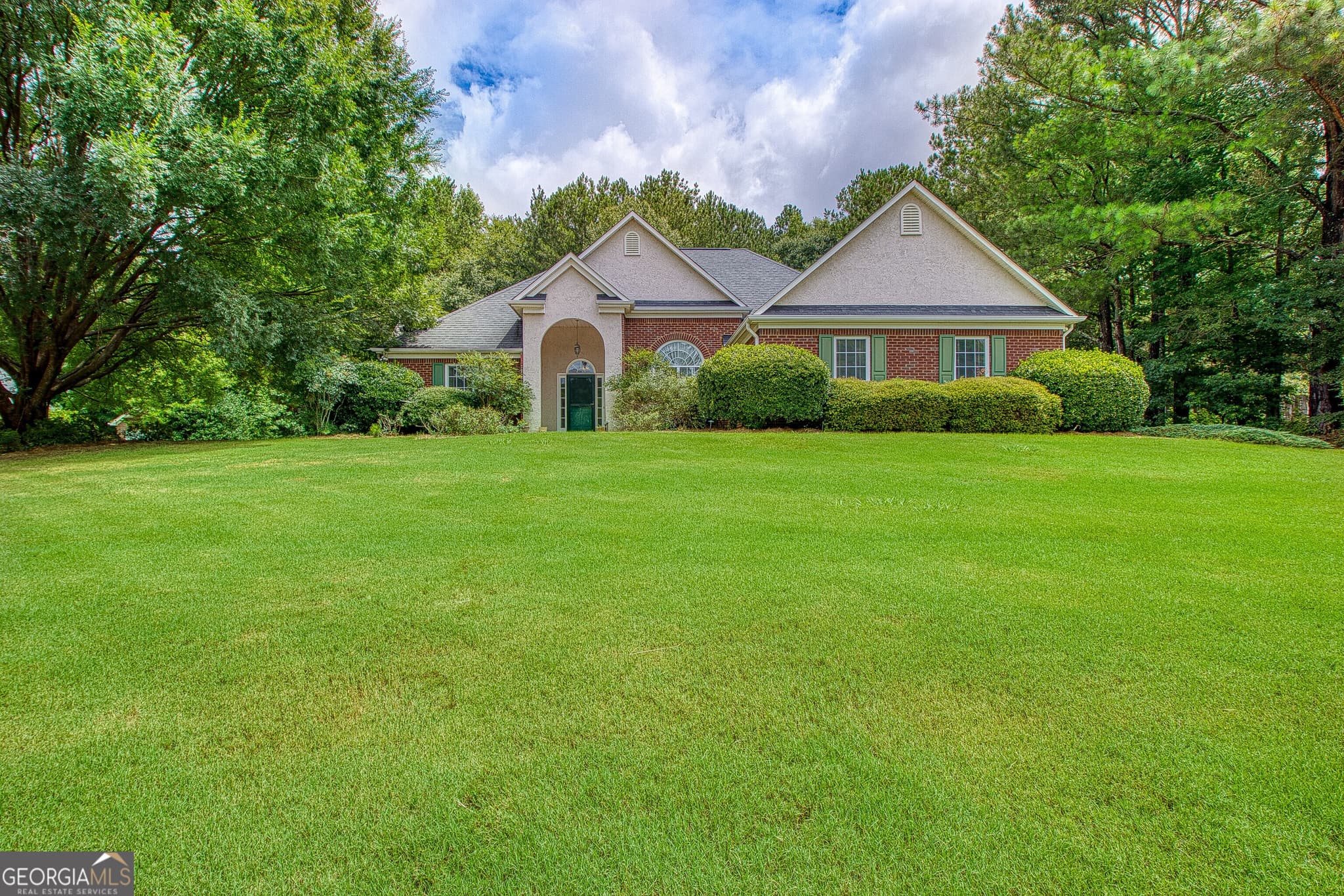 3 bedroom, 2.5 bathroom, 2,315 sq ft single family residence for sale at 305 Surrey Park Drive, Fayetteville, GA 30215 — photo 2