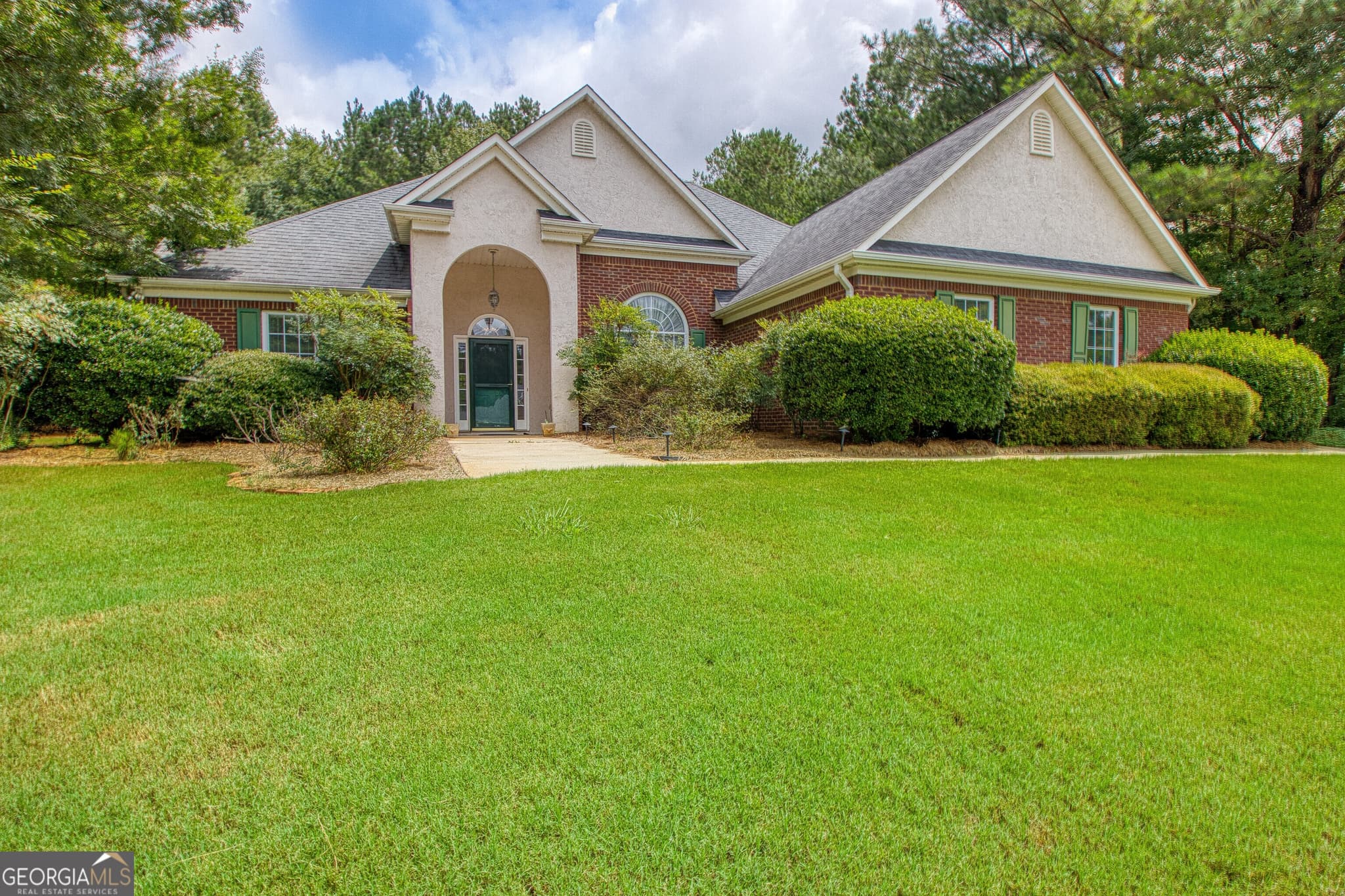 3 bedroom, 2.5 bathroom, 2,315 sq ft single family residence for sale at 305 Surrey Park Drive, Fayetteville, GA 30215 — photo 6