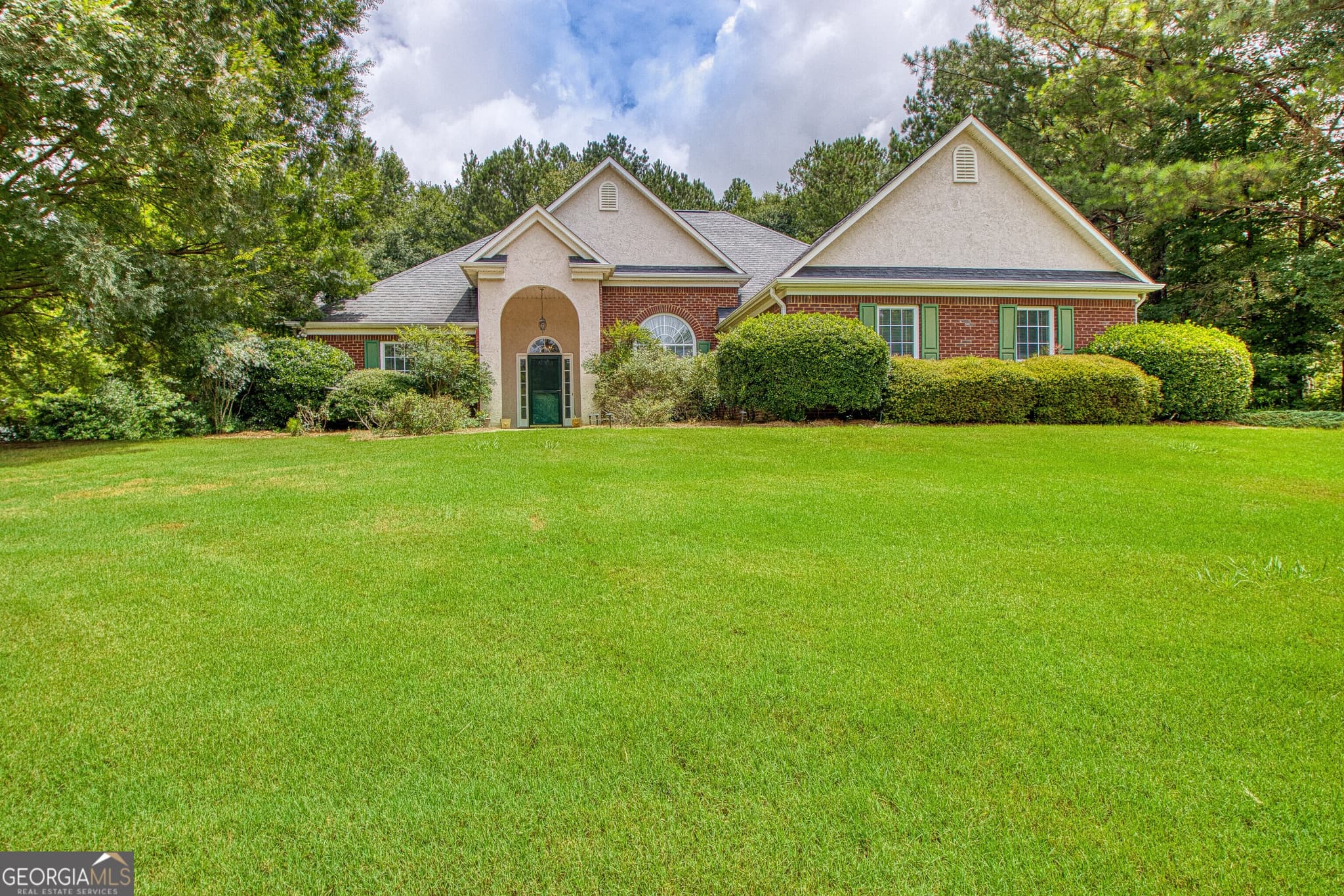 3 bedroom, 2.5 bathroom, 2,315 sq ft single family residence for sale at 305 Surrey Park Drive, Fayetteville, GA 30215 — photo 1 of 56