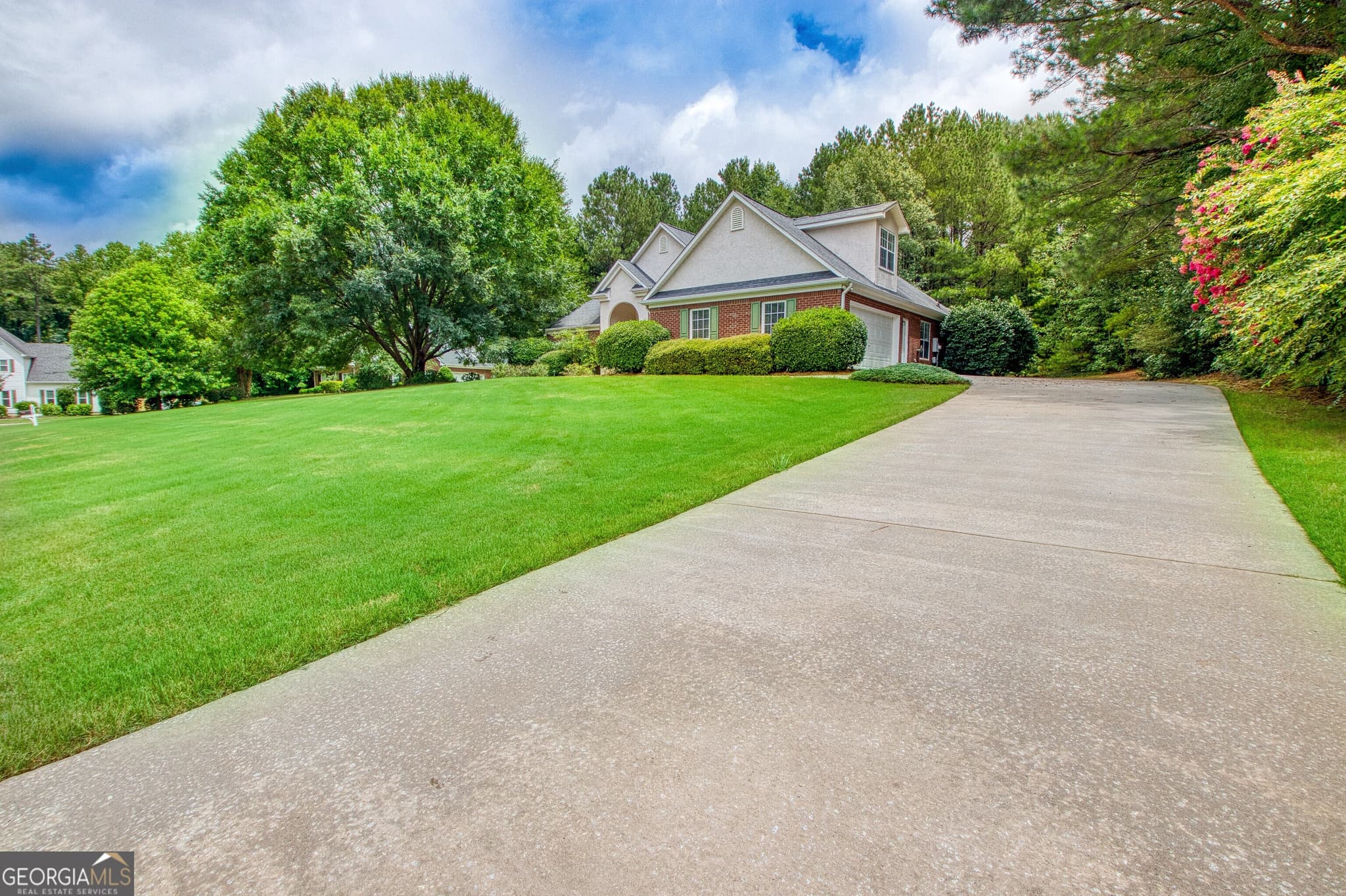 3 bedroom, 2.5 bathroom, 2,315 sq ft single family residence for sale at 305 Surrey Park Drive, Fayetteville, GA 30215 — photo 5