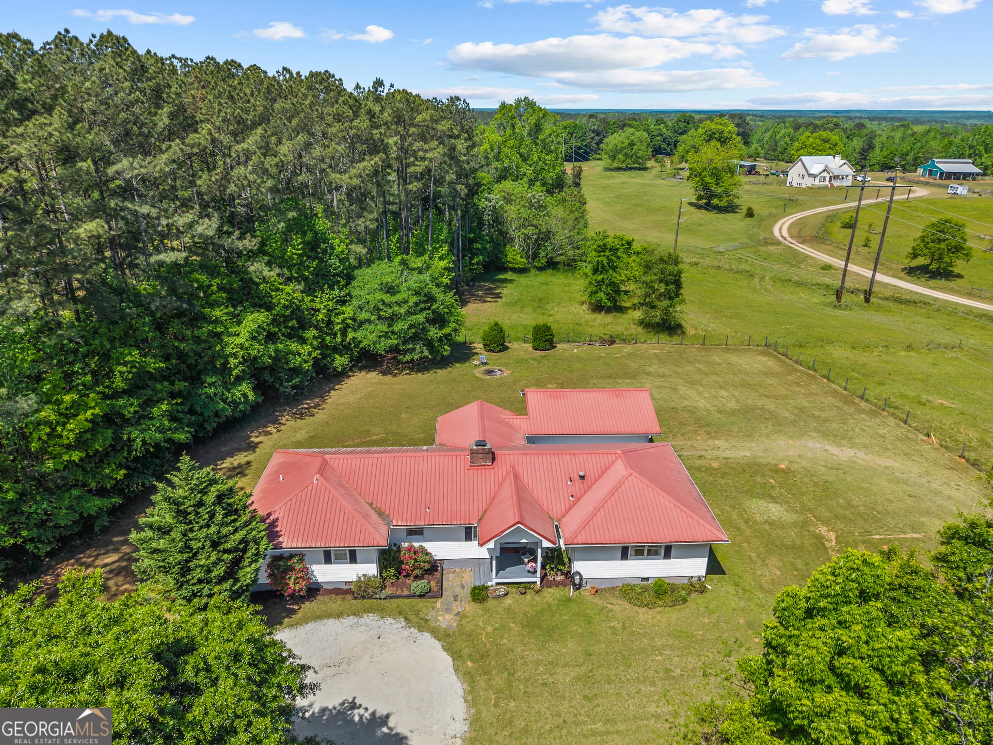 4 bedroom, 2.5 bathroom, 1,920 sq ft single family residence for sale at 1490 Crawley Road, Madison, GA 30650 — photo 2