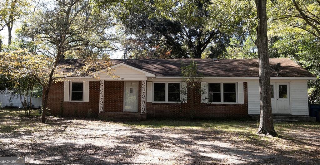 3 bedroom, 2 bathroom, 1,350 sq ft single family residence sold at 365 N Hall Street, Lyons, GA 30436