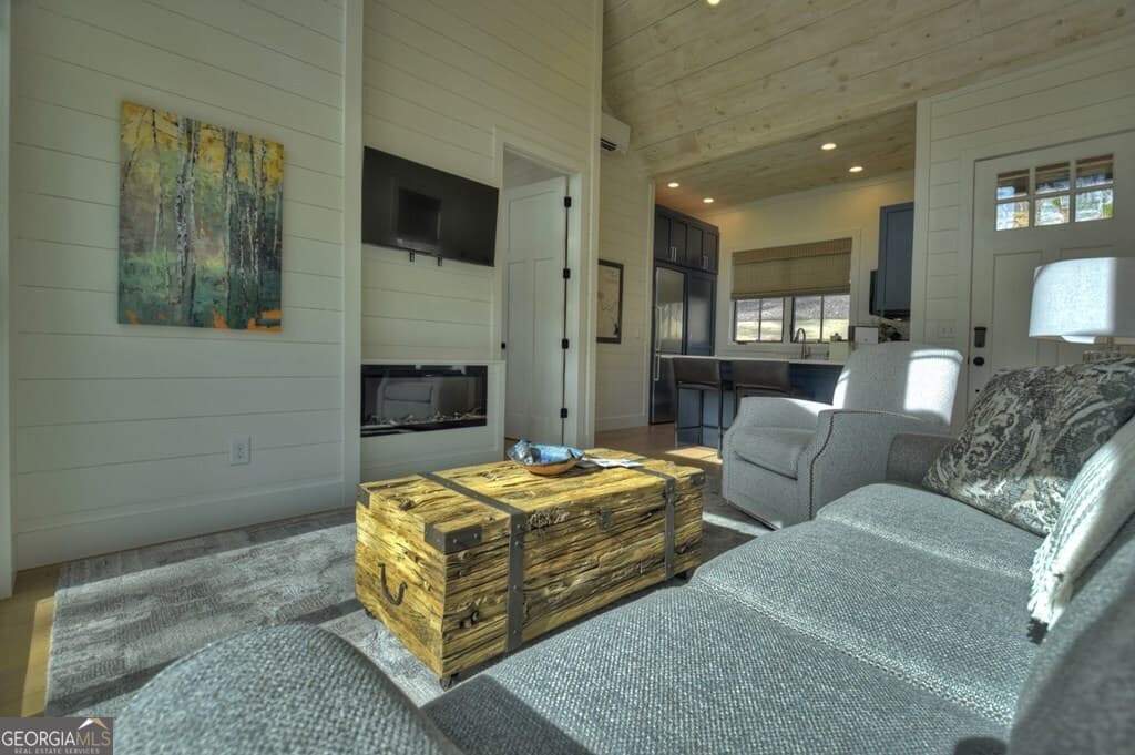 1 bedroom, 1 bathroom, 516 sq ft single family residence for sale at 400 Old Toccoa Farm Loop, Mineral Bluff, GA 30559 — photo 3