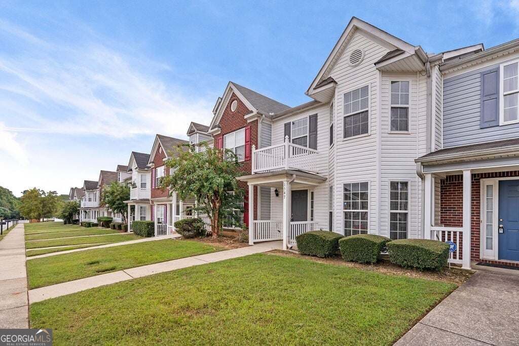 3 bedroom, 2 bathroom, 1,418 sq ft townhouse for sale at 1547 April Lane, Morrow, GA 30260 — photo 2