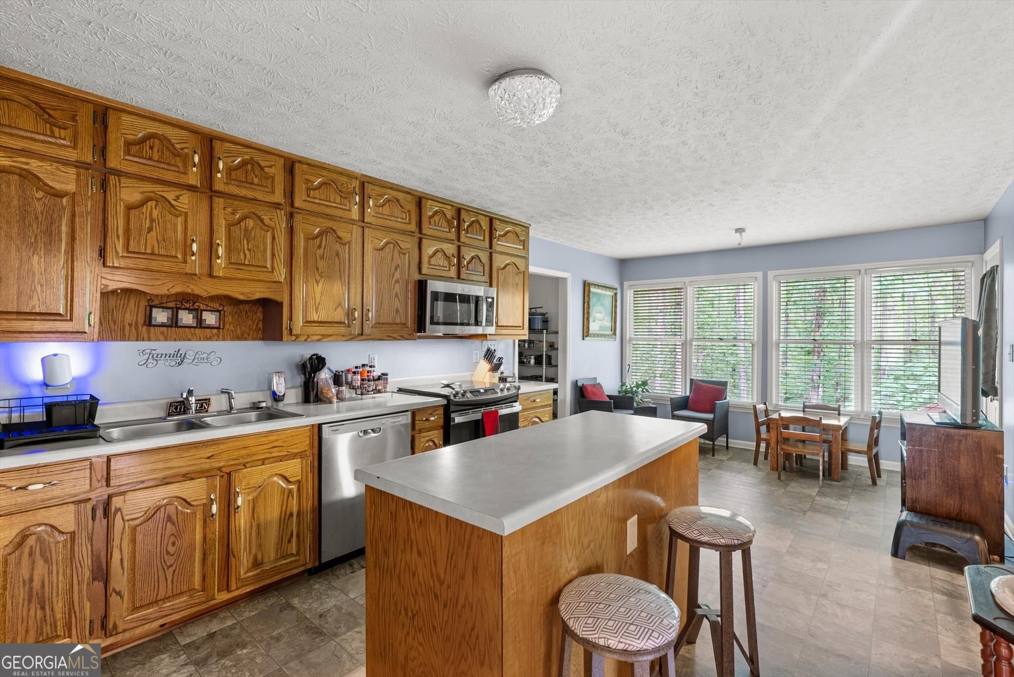 4 bedroom, 2.5 bathroom, 3,735 sq ft single family residence for sale at 165 Hayes Circle, Rex, GA 30273 — photo 9