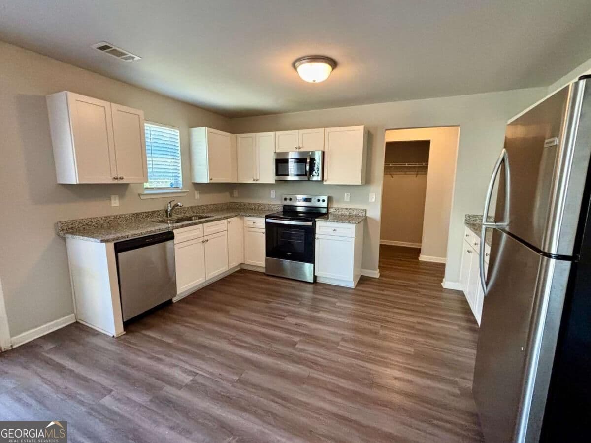 4 bedroom, 2.5 bathroom single family residence for rent at 321 Nutwood Trace, Locust Grove, GA 30248 for $1,950 a month — photo 7