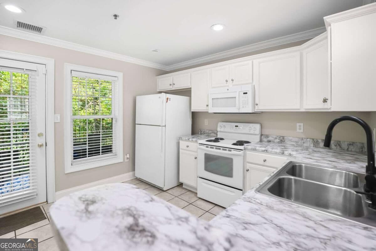 2 bedroom, 2.5 bathroom, 1,275 sq ft condominium for sale at 600 Mitchell Bridge Road 15, Athens, GA 30606 — photo 7