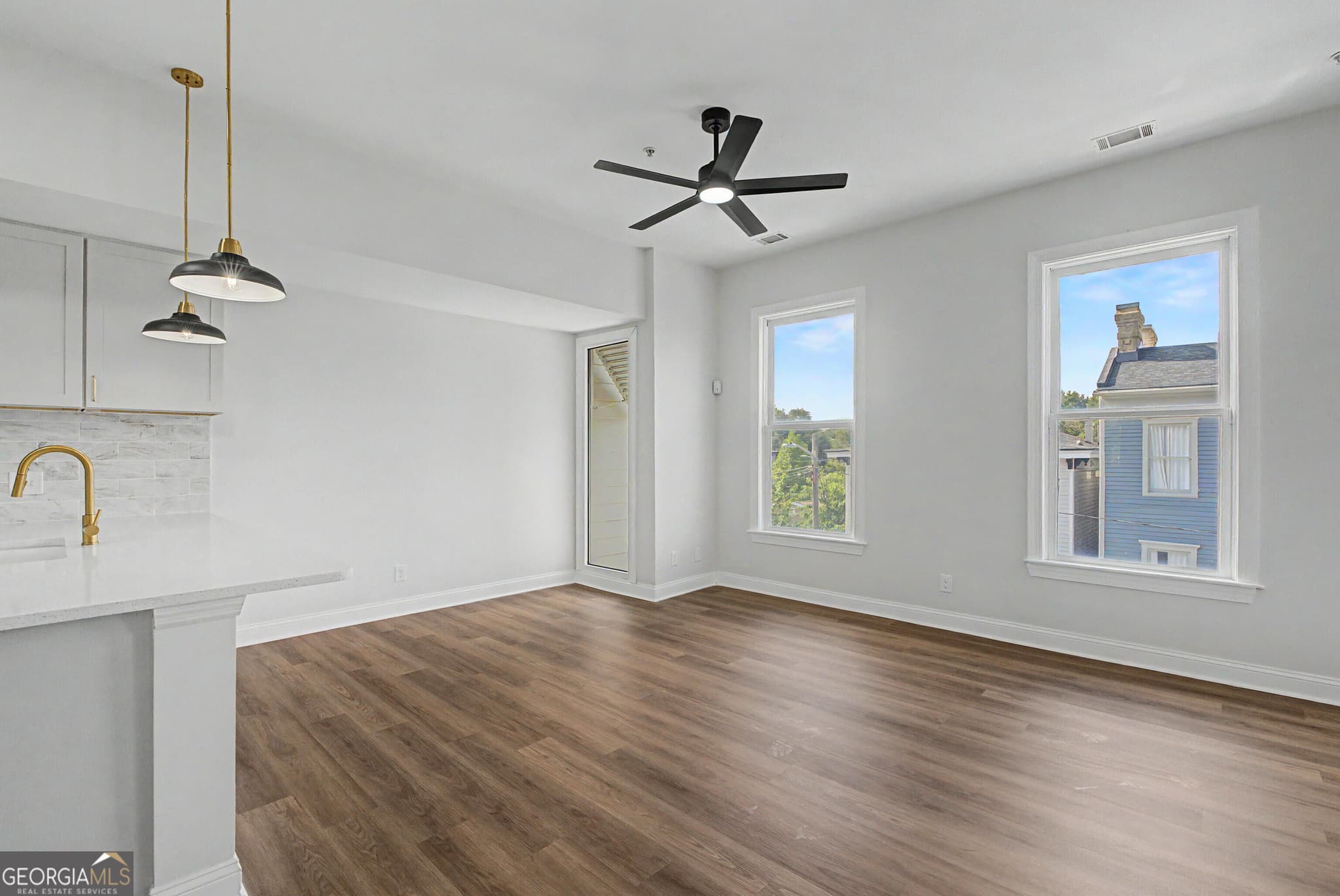 2 bedroom, 1 bathroom, 982 sq ft condominium for sale at 302 Lorch Street 204, Savannah, GA 31401 — photo 4