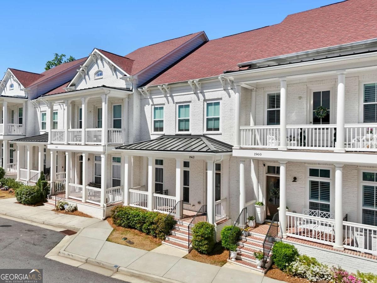 3 bedroom, 3.5 bathroom townhouse sold at 1962 Attell Way, Decatur, GA 30033
