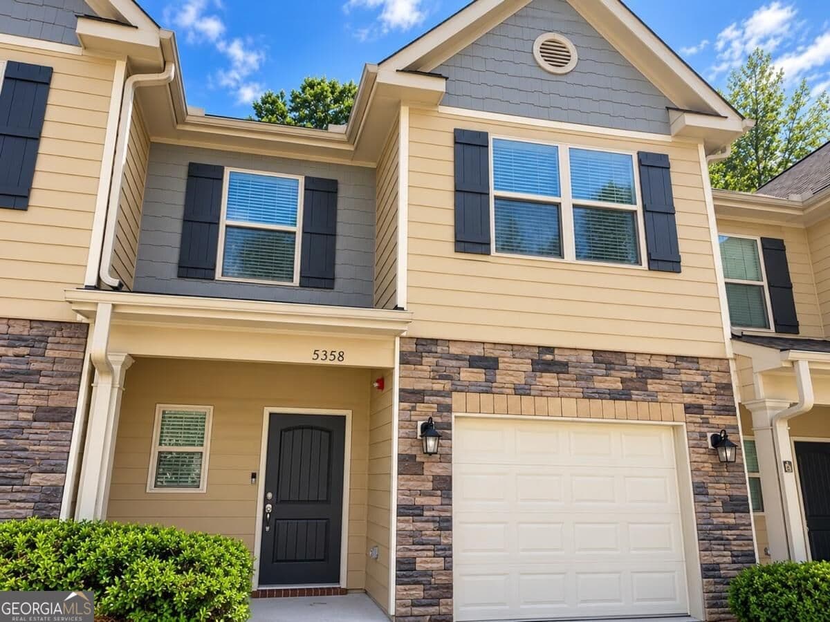 2 bedroom, 2.5 bathroom townhouse for sale at 5358 Creekview Lane, Morrow, GA 30260