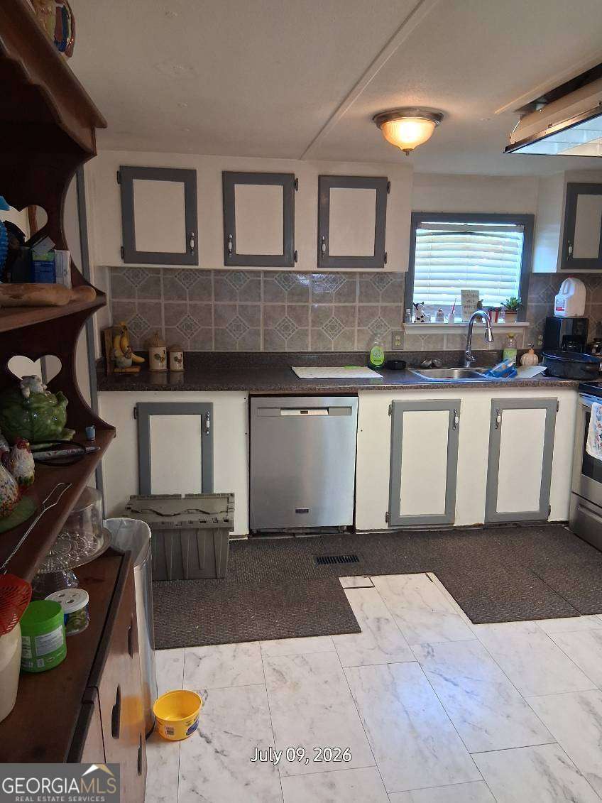 3 bedroom, 2 bathroom, 1,344 sq ft manufactured home,single family residence for sale at 2911 Madeline Road, Albany, GA 31705 — photo 4