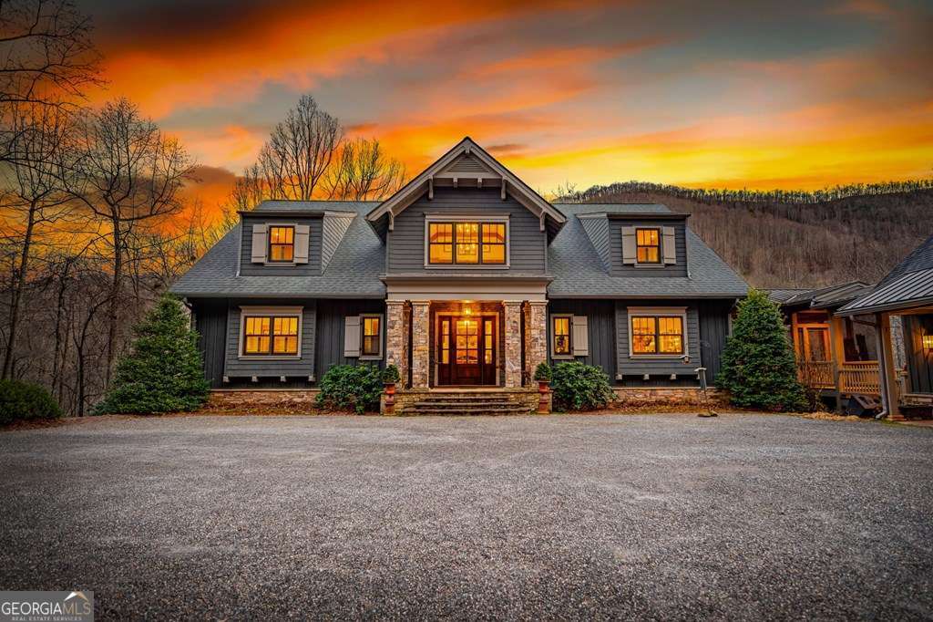 6 bedroom, 6 bathroom, 6,200 sq ft cabin,single family residence for sale at 490 Red Wolf Run, Franklin, NC 28734 — photo 2