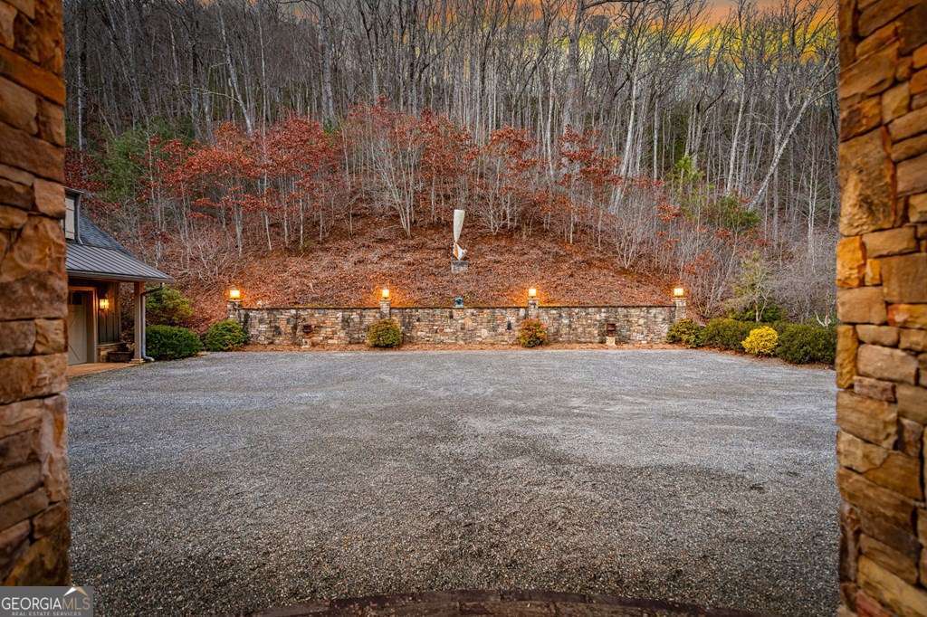 6 bedroom, 6 bathroom, 6,200 sq ft cabin,single family residence for sale at 490 Red Wolf Run, Franklin, NC 28734 — photo 3