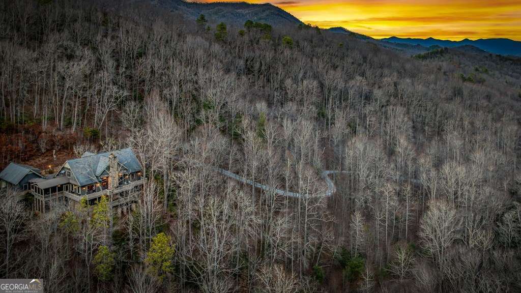 6 bedroom, 6 bathroom, 6,200 sq ft cabin,single family residence for sale at 490 Red Wolf Run, Franklin, NC 28734 — photo 8