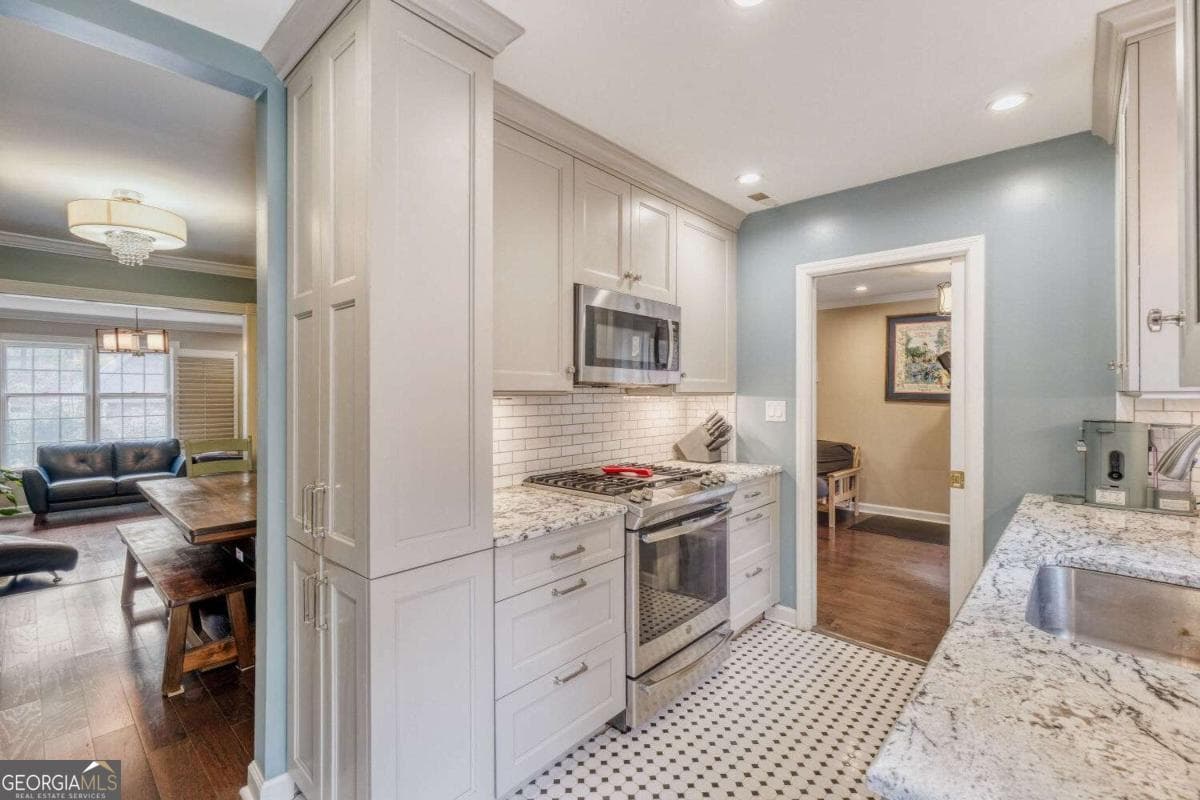 3 bedroom, 2.5 bathroom, 1,944 sq ft condominium sold at 2396 Leafgate Road, Decatur, GA 30033