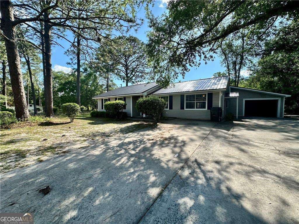 3 bedroom, 2 bathroom, 1,688 sq ft single family residence for sale at 1301 Riverside Avenue, Waycross, GA 31501 — photo 1 of 1