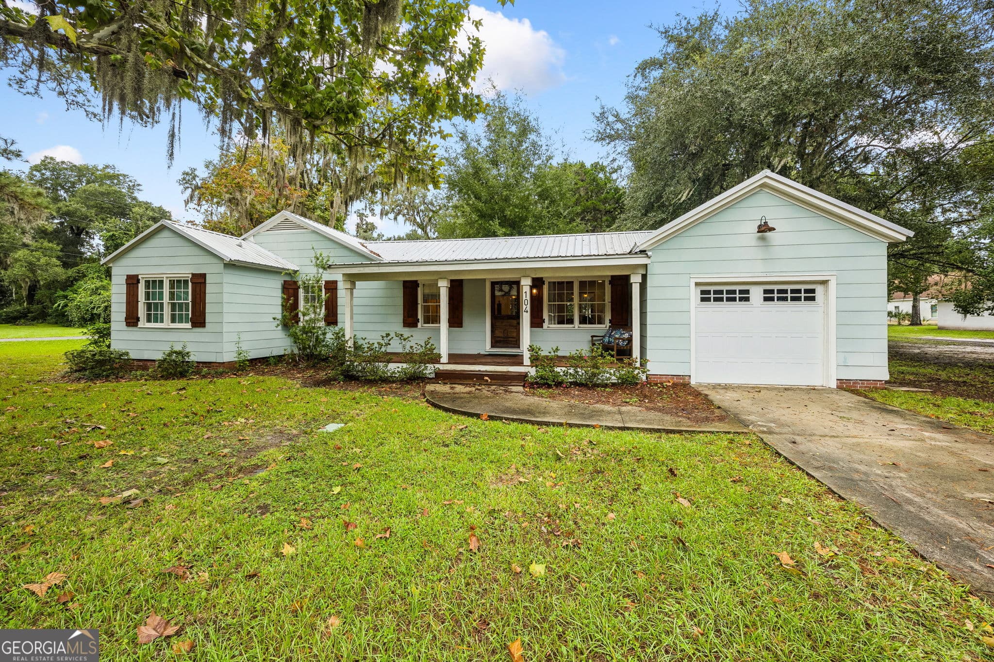 3 bedroom, 2 bathroom, 1,416 sq ft single family residence under contract at 104 W Conyers Street, St. Marys, GA 31558 — photo 2