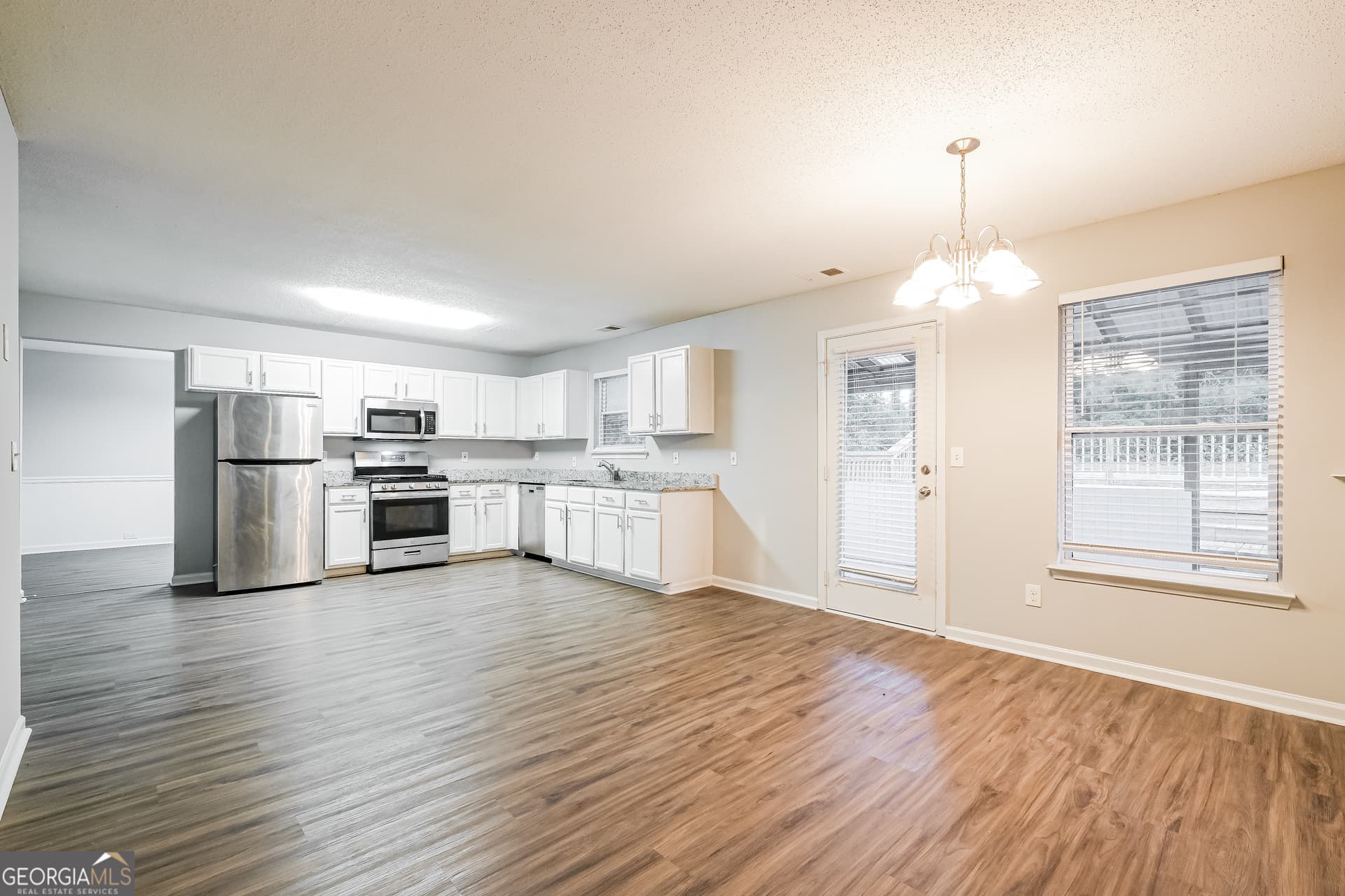 6 bedroom, 3 bathroom, 3,622 sq ft single family residence for sale at 924 Ambeau Circle, Mcdonough, GA 30253 — photo 6