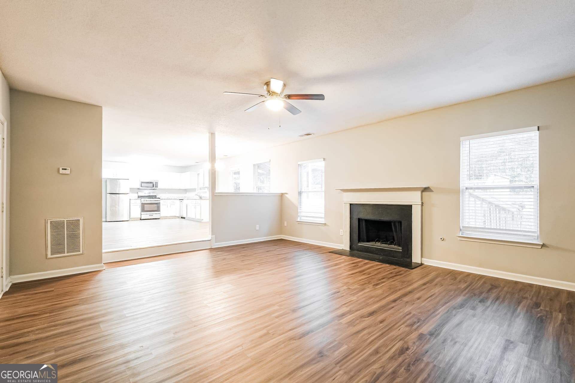 6 bedroom, 3 bathroom, 3,622 sq ft single family residence for sale at 924 Ambeau Circle, Mcdonough, GA 30253 — photo 4