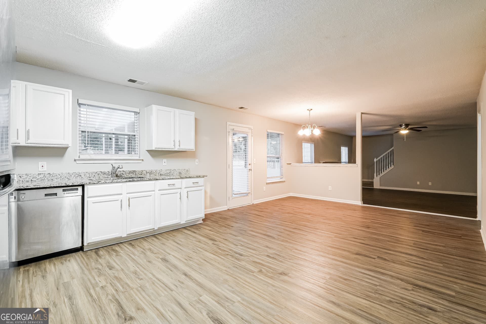 6 bedroom, 3 bathroom, 3,622 sq ft single family residence for sale at 924 Ambeau Circle, Mcdonough, GA 30253 — photo 8