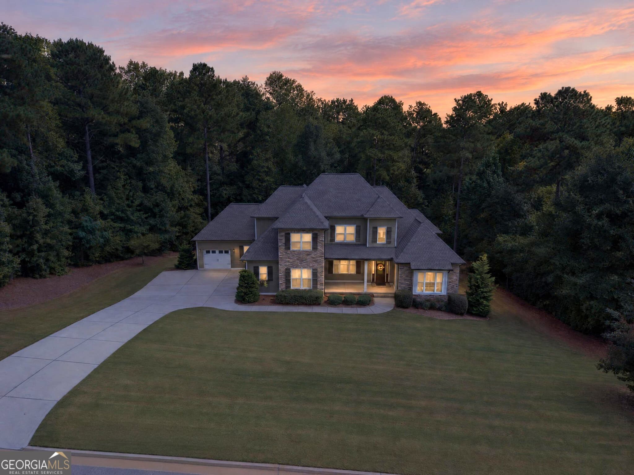 7 bedroom, 5.5 bathroom, 5,198 sq ft single family residence for sale at 122 Brook Trail, Newnan, GA 30265 — photo 2