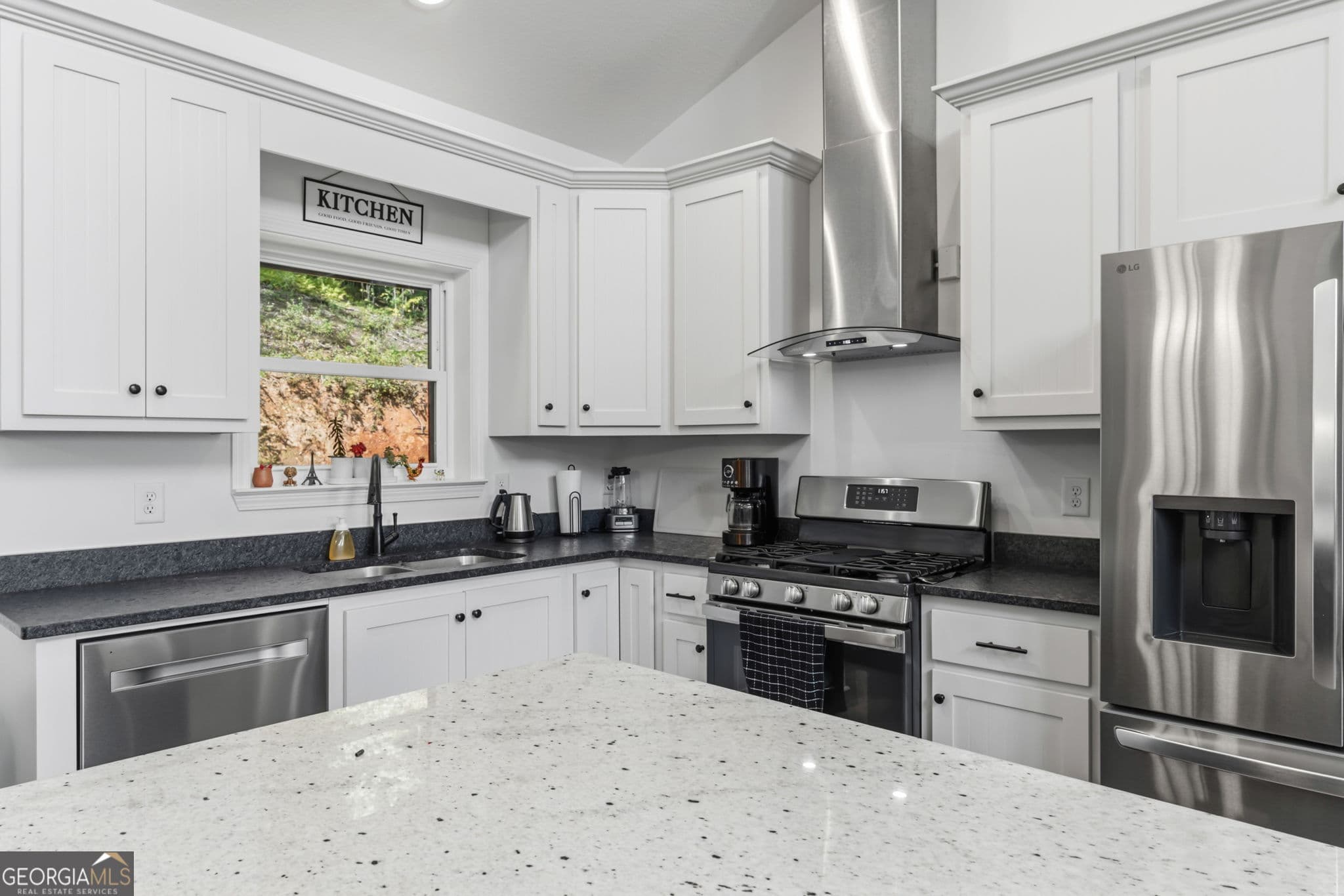 3 bedroom, 3 bathroom, 2,400 sq ft single family residence for sale at 579 Overlook Circle, Young Harris, GA 30582 — photo 8