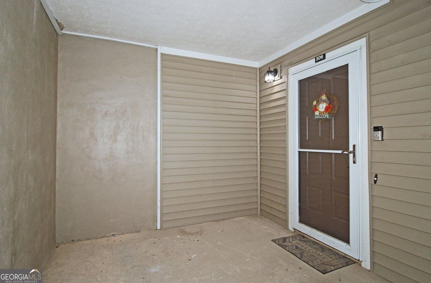 2 bedroom, 2 bathroom, 1,179 sq ft condominium for sale at 306 Barrington Hills Drive, Sandy Springs, GA 30350 — photo 2