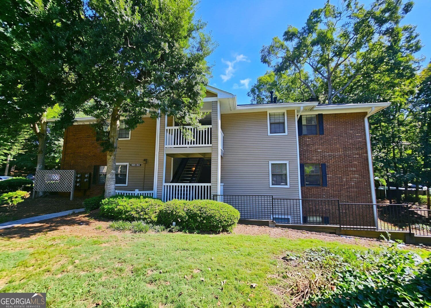 2 bedroom, 2 bathroom, 1,179 sq ft condominium for sale at 306 Barrington Hills Drive, Sandy Springs, GA 30350 — photo 1 of 30