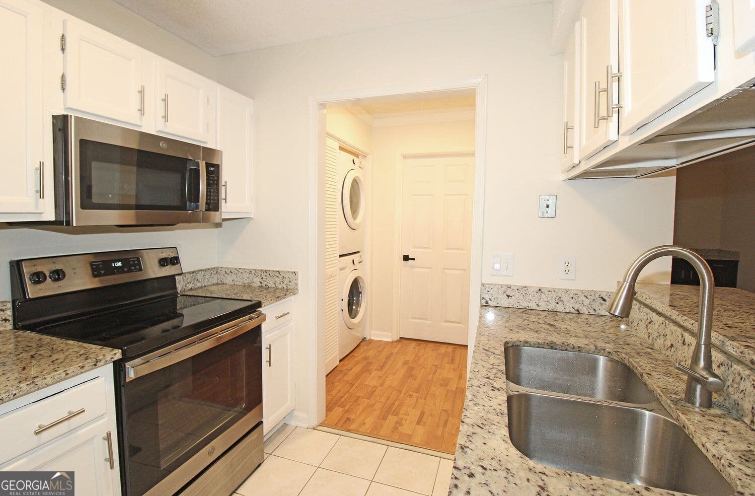 2 bedroom, 2 bathroom, 1,179 sq ft condominium for sale at 306 Barrington Hills Drive, Sandy Springs, GA 30350 — photo 8