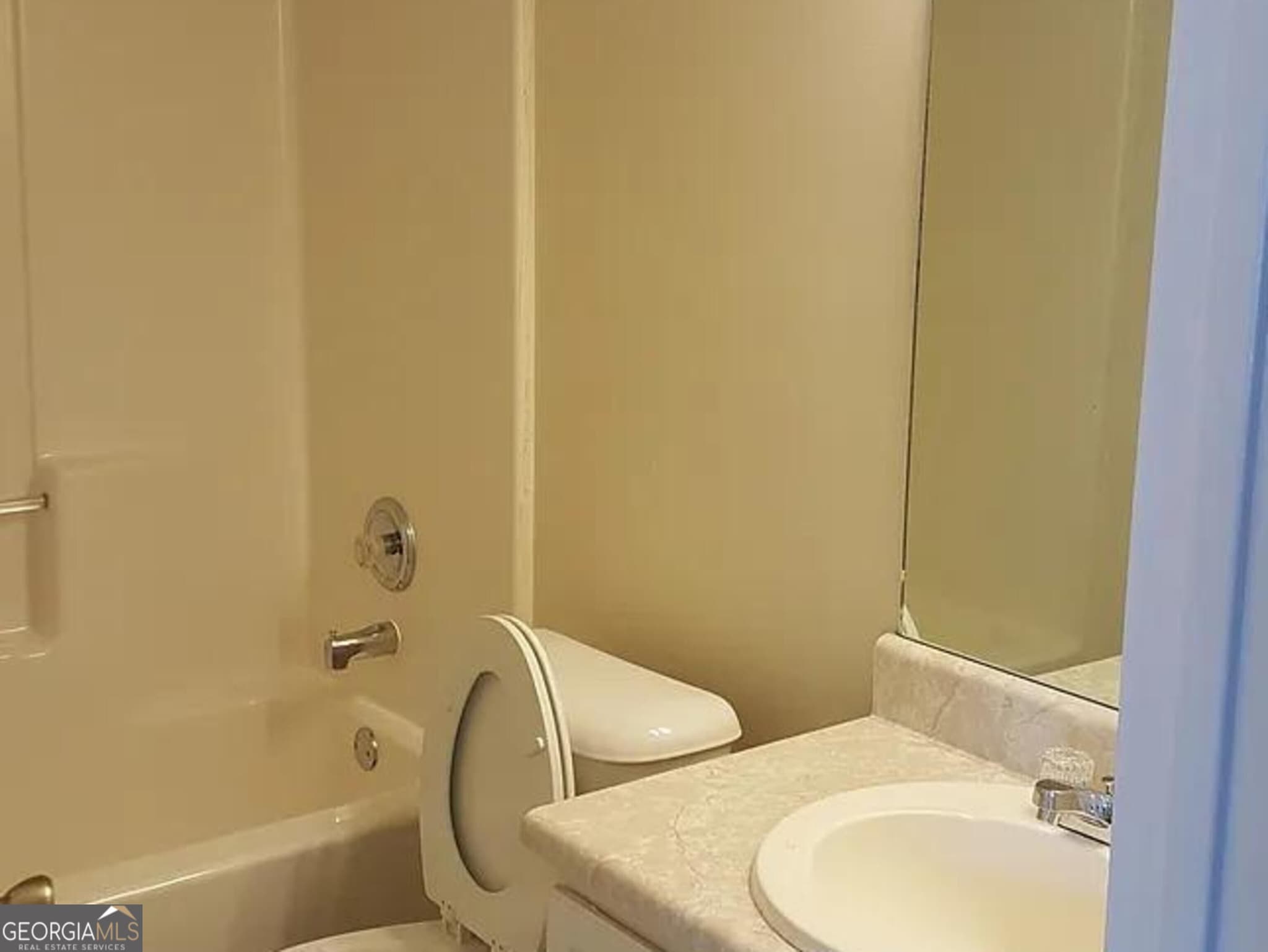 3 bedroom, 2.5 bathroom, 1,418 sq ft townhouse for sale at 7089 Biltmore Trace, Lithonia, GA 30038 — photo 3