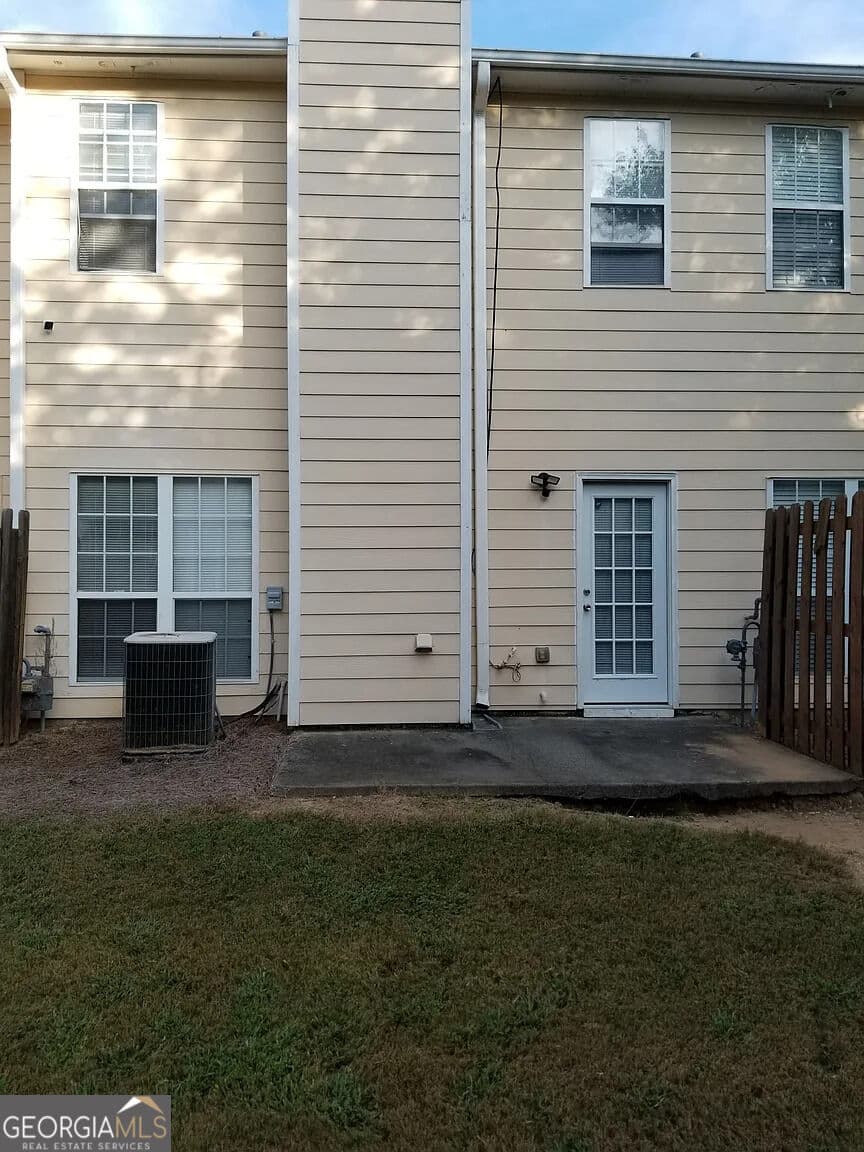 3 bedroom, 2.5 bathroom, 1,418 sq ft townhouse for sale at 7089 Biltmore Trace, Lithonia, GA 30038 — photo 4