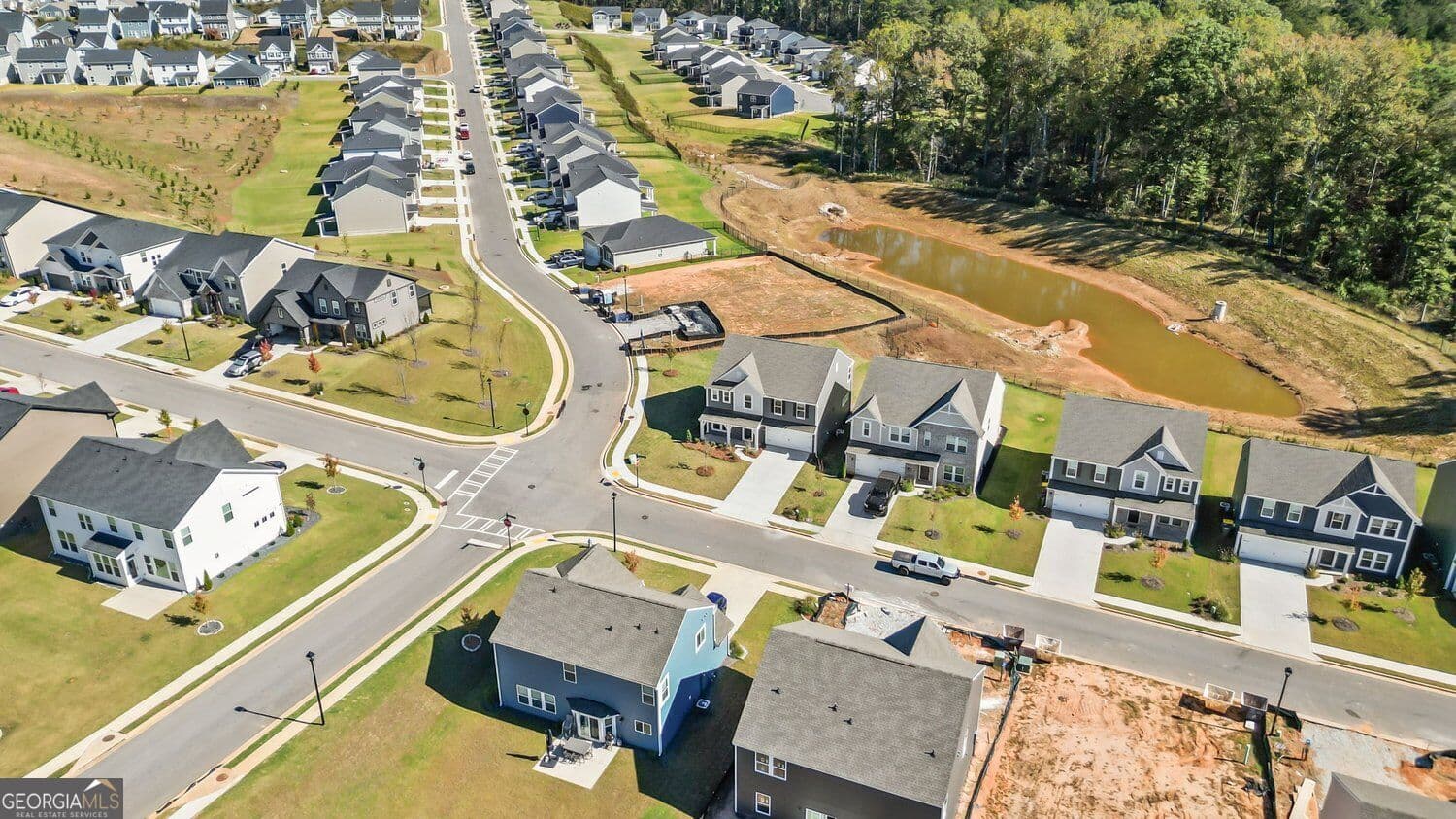 5 bedroom, 3 bathroom, 2,793 sq ft single family residence for sale at 785 Crystal Lake Parkway, Hoschton, GA 30548 — photo 2