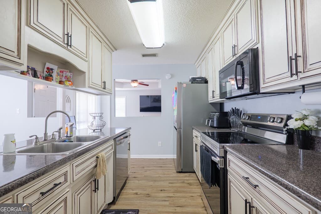 3 bedroom, 2 bathroom single family residence for sale at 212 Hilltop Circle, Valdosta, GA 31602 — photo 6