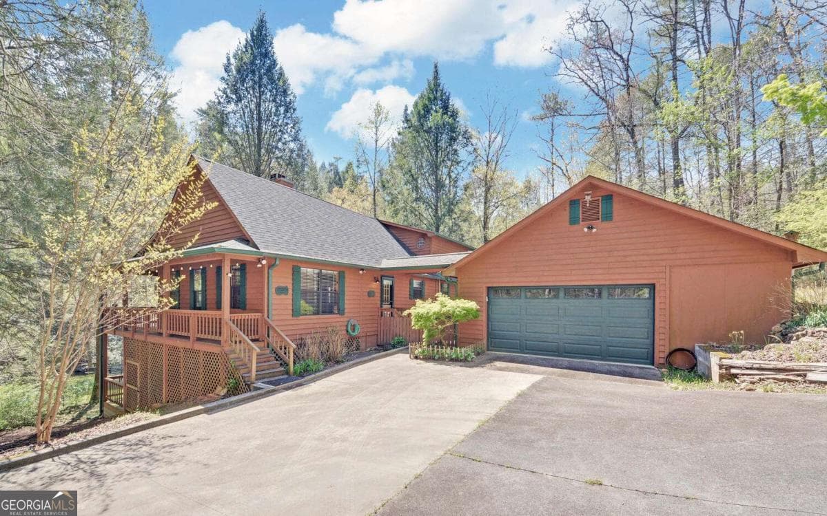 3 bedroom, 3 bathroom, 2,760 sq ft cabin,single family residence for sale at 380 Bear Foot Drive, Blue Ridge, GA 30513 — photo 2