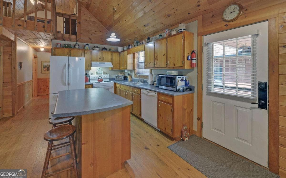 3 bedroom, 3 bathroom, 2,760 sq ft cabin,single family residence for sale at 380 Bear Foot Drive, Blue Ridge, GA 30513 — photo 3