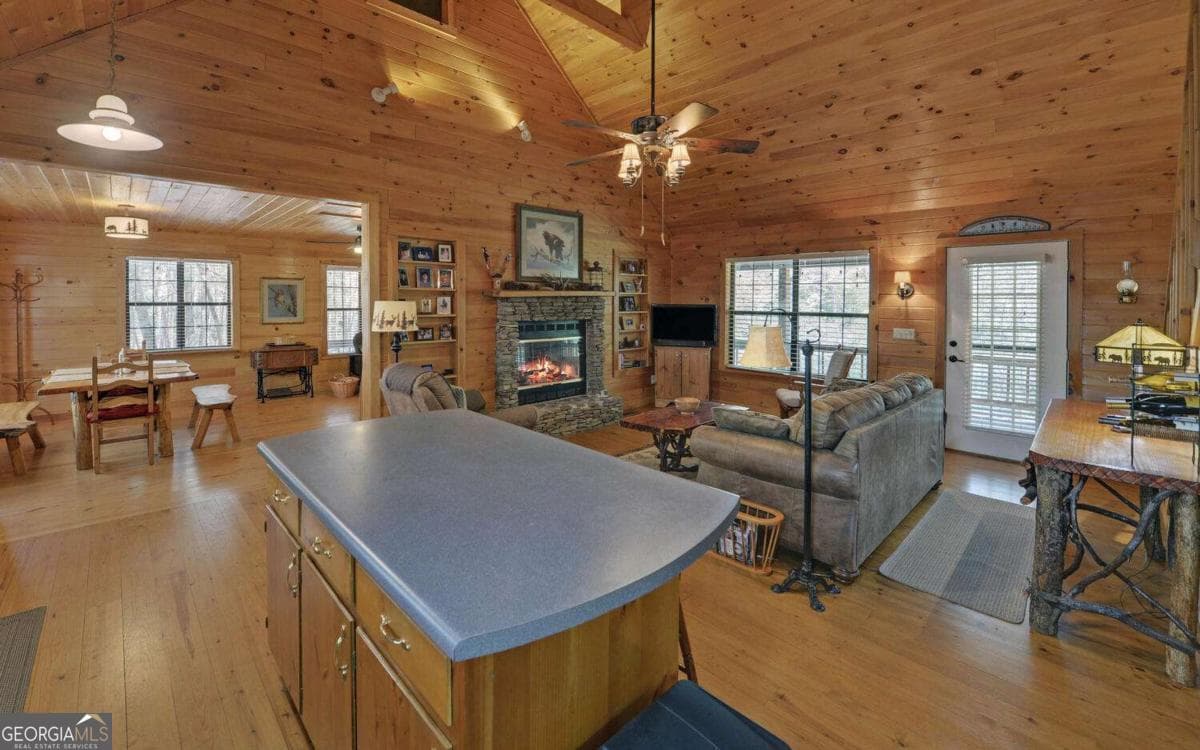3 bedroom, 3 bathroom, 2,760 sq ft cabin,single family residence for sale at 380 Bear Foot Drive, Blue Ridge, GA 30513 — photo 4