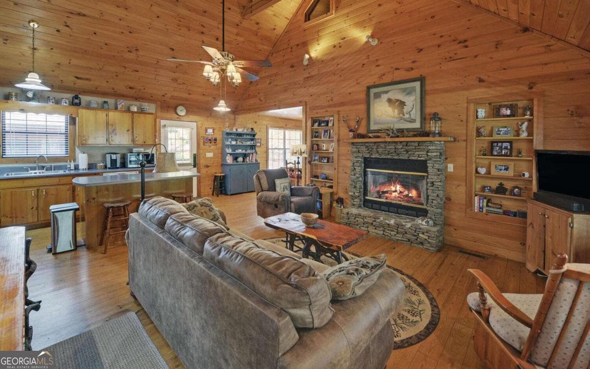 3 bedroom, 3 bathroom, 2,760 sq ft cabin,single family residence for sale at 380 Bear Foot Drive, Blue Ridge, GA 30513 — photo 8