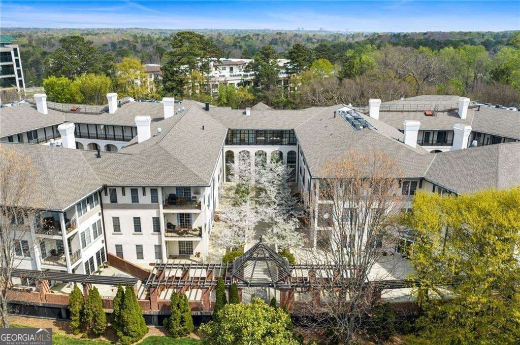 1 bedroom, 1 bathroom, 800 sq ft condominium for sale at 3101 Howell Mill Road 122, Atlanta, GA 30327 — photo 2
