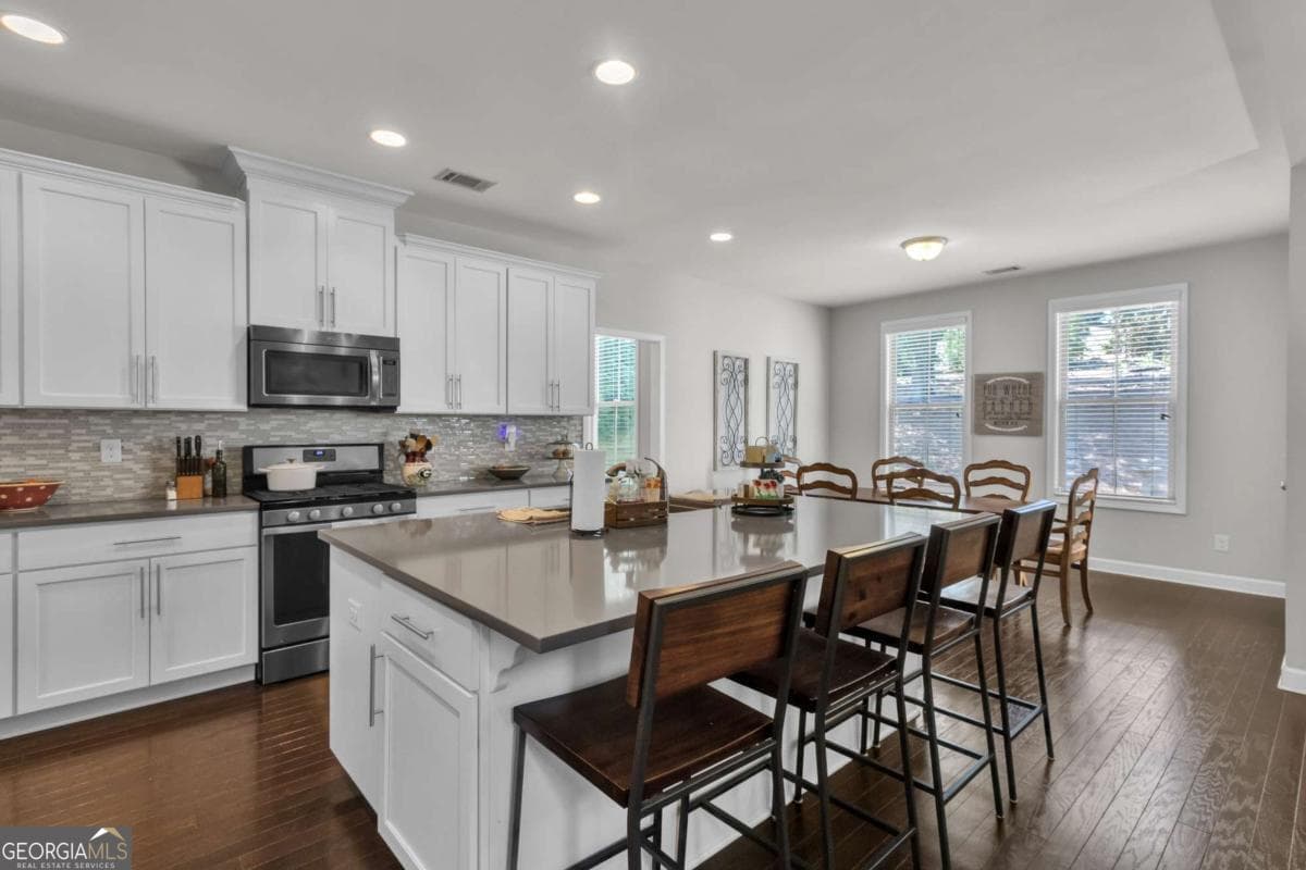 4 bedroom, 3 bathroom, 3,018 sq ft single family residence for sale at 7016 Dove Point Lane, Hoschton, GA 30548 — photo 5